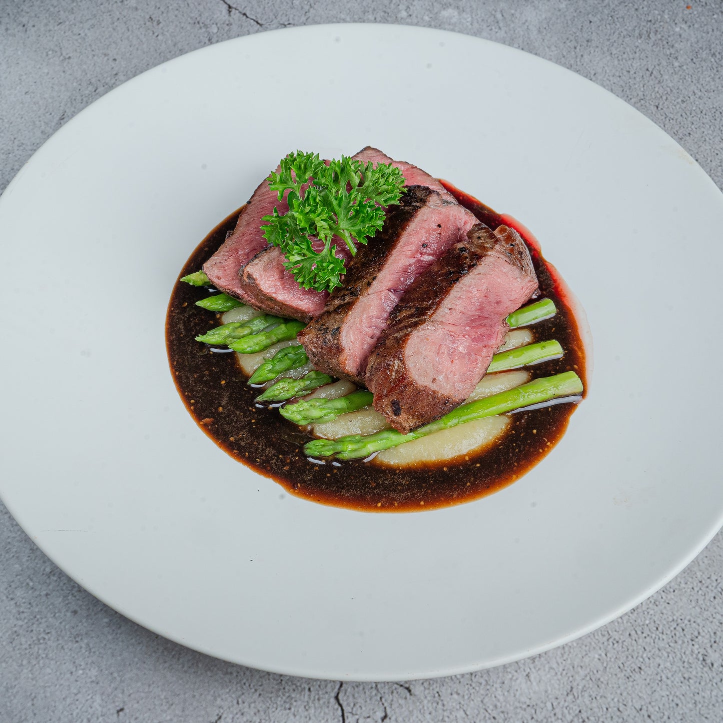 Beef Loin with Truffle Mash and Asparagus(S)