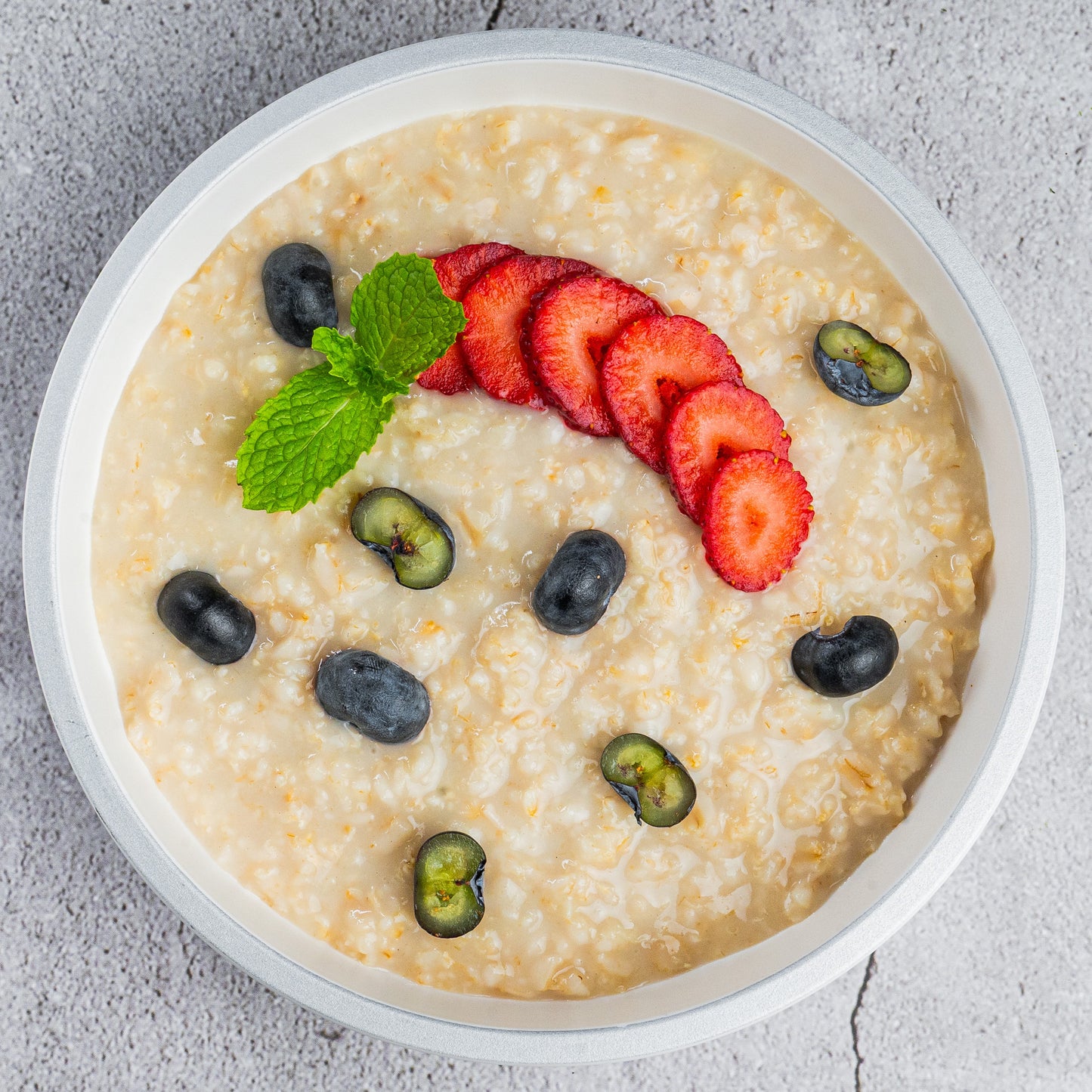 Protein packed berries cinnamon oatmeal(S)